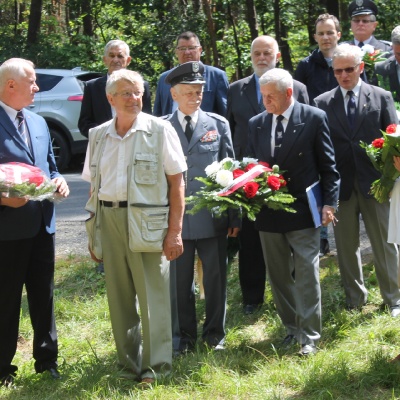 Przygotowania do składania wieńców i kwiatów